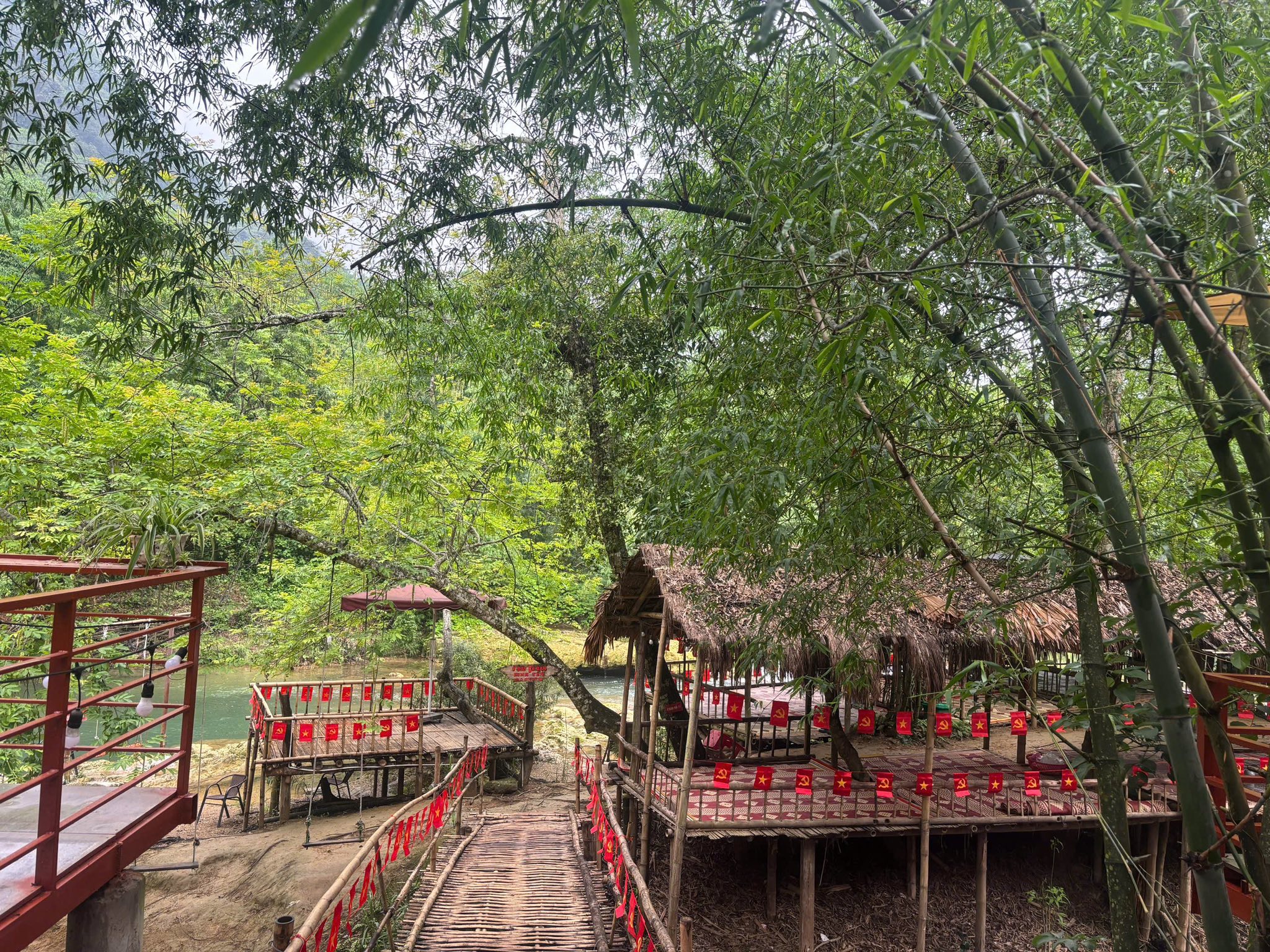 Homestay duoc chi em Nga dau tu dep de voi nhieu hoat dong cho khach trai nghiem. Anh: Bo pho ve rung