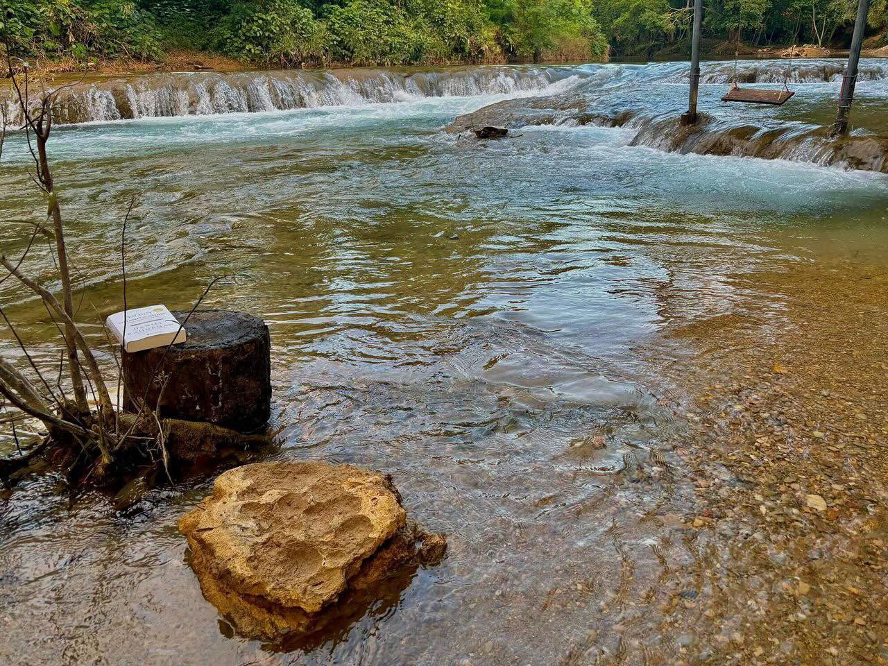 Thac May nguyen so niu chan du khach. Anh: Bui Thi Nga