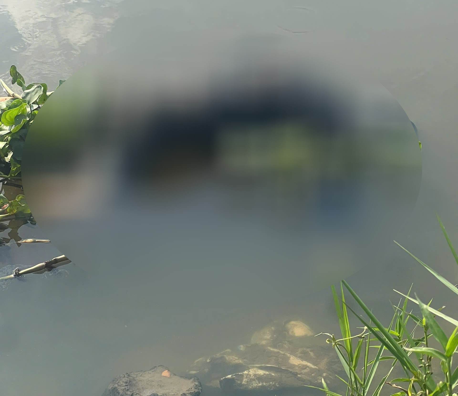 Phát hiện thi thể không còn nguyên vẹn trôi nổi trên sông Sài Gòn. Ảnh: Bạn đọc cung cấp