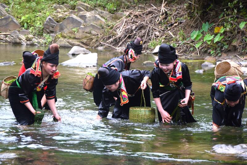 Phan thi hai reu tai Ngay hoi. Anh: Truong Son