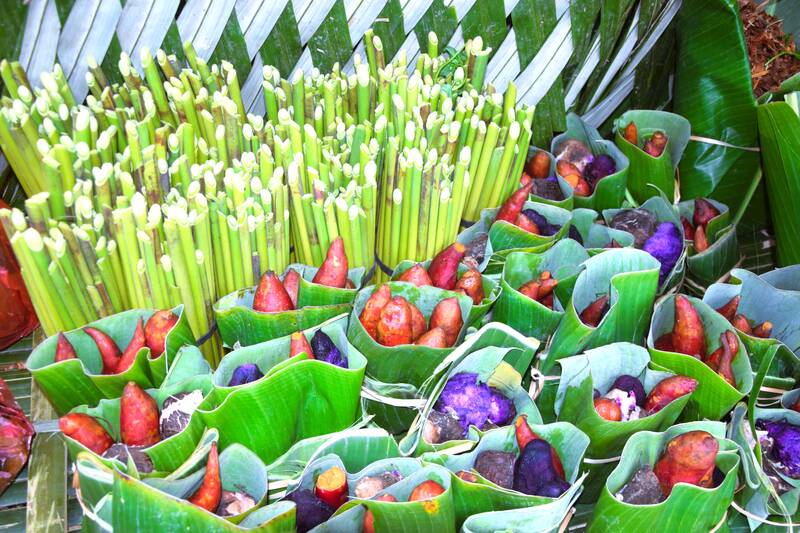 Cac gian hang dac san dia phuong tai Ngay hoi. Anh: Truong Son