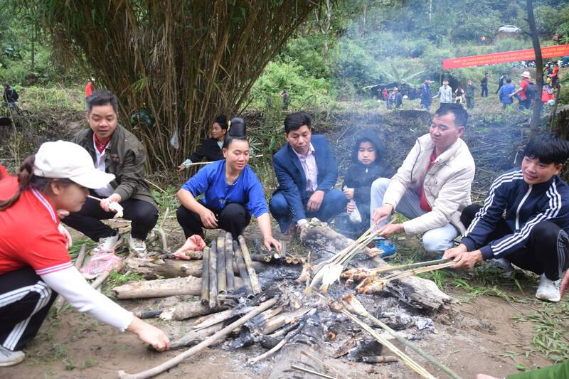 Du khach va nguoi dan trai nghiem khong gian am thuc dan toc ngay ben bo suoi. Anh: Truong Son