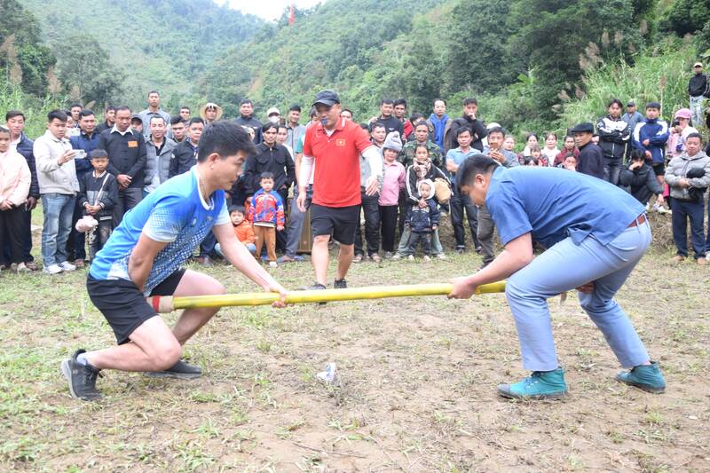 Thi day gay nam tai Ngay hoi. Anh: Truong Son