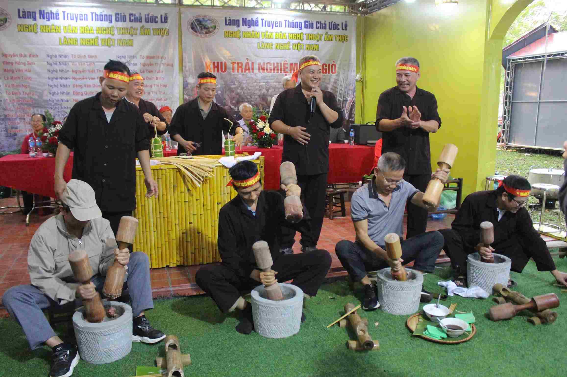 Nghe nhan, tho gioi lang nghe gio cha Uoc Le gia gio tay tai Le hoi Van hoa Am thuc Ha Noi 2025. Anh: Le Tuyen