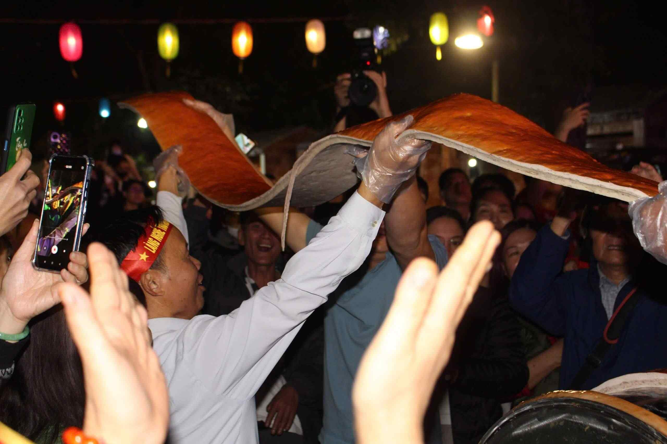 Nguoi dan hao hung thuong thuc cay cha que 120kg tai le hoi. Anh: Le Tuyen