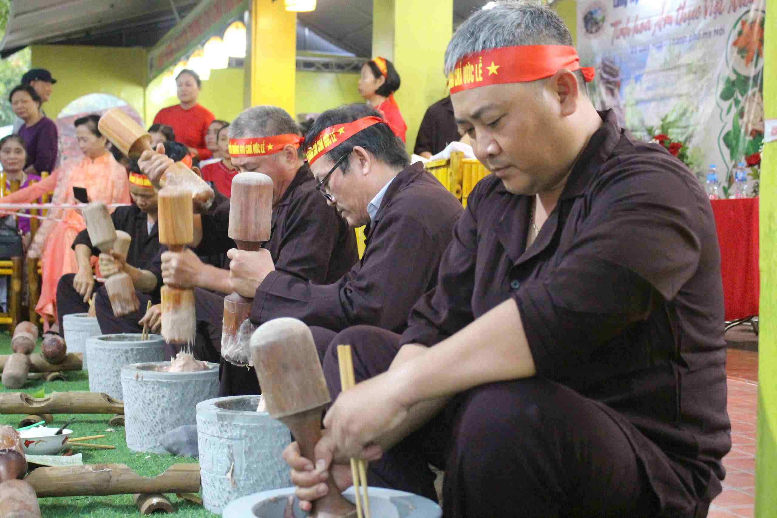 Le hoi Van hoa Am thuc Ha Noi 2025 la dip de nghe nhan lang nghe gio cha Uoc Le quang ba nghe truyen thong. Anh: Le Tuyen