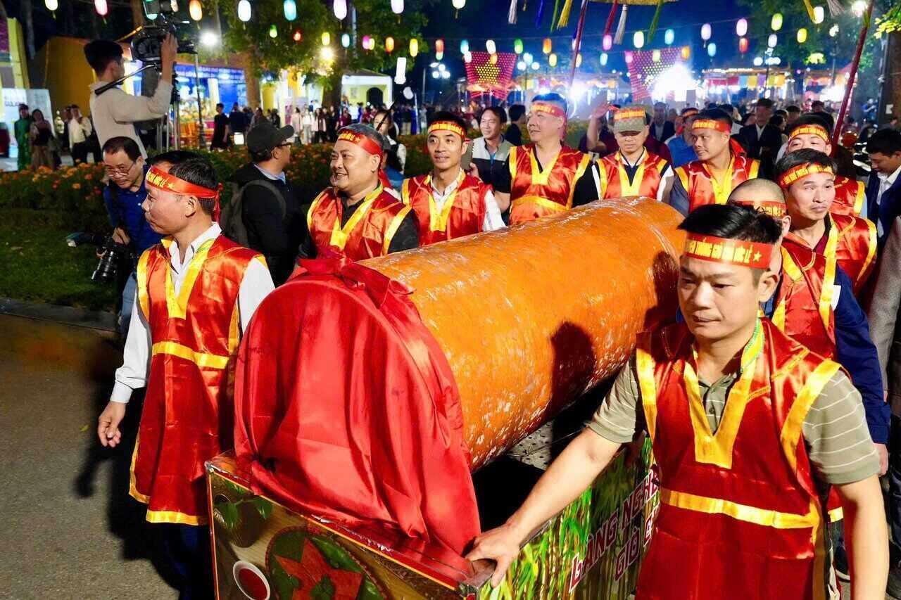 The giant cinnamon plant of Uoc Le craft village attracted attention at the opening day of the Hanoi Food Culture Festival 2025. Photo: Thanh Loan