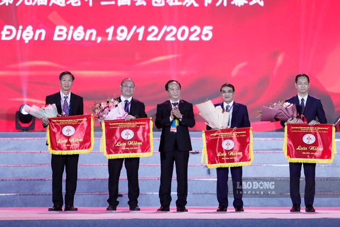 Vice Chairman of Dien Bien Provincial People's Committee Nguyen Minh Phu presented souvenir flags to the delegations participating in the Rem Nho festival. Photo: Quang Dat
