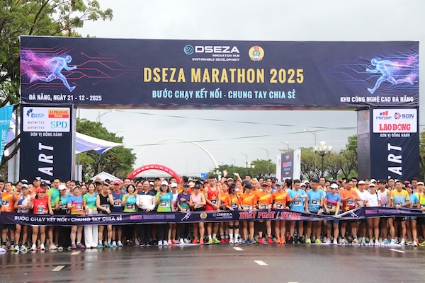 More than 800 workers participated in the "Connecting Steps - Joining Hands to Sharing" running race. Photo: Nguyen Linh