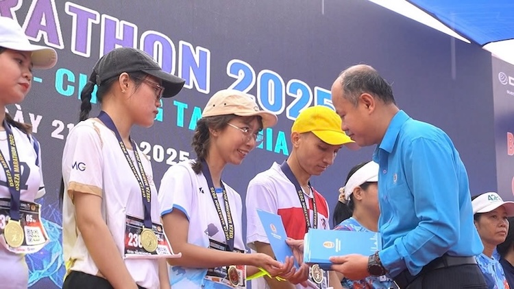 The organizing committee of the 2025 Connecting Steps Run presented 20 gifts to union members in especially difficult circumstances in Da Nang. Photo: Tran Thi