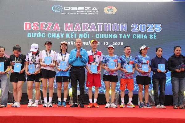 Ban to chuc trao qua cho cac cong nhan co hoan canh kho khan. Anh: Nguyen Linh