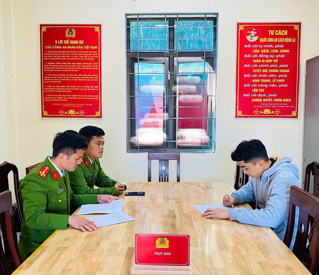 Mediante la propaganda y la movilizacion los jovenes de minorias etnicas de la comuna de Chau Binh provincia de Nghe An escriben voluntariamente una solicitud para cumplir con la obligacion de participar en la Policia Popular. Foto: Ngoc Anh