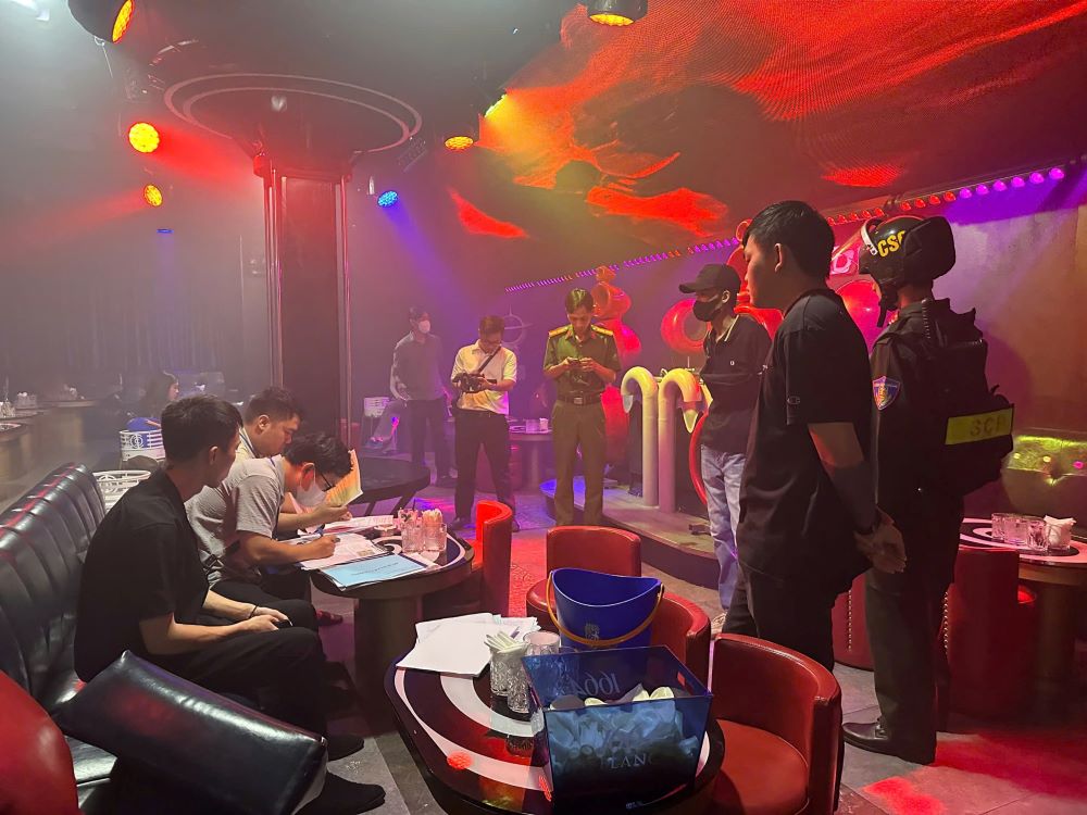 Ho Chi Minh City Police inspect a bar on Bui Vien walking street in early 2025. Photo: Vinh Hy