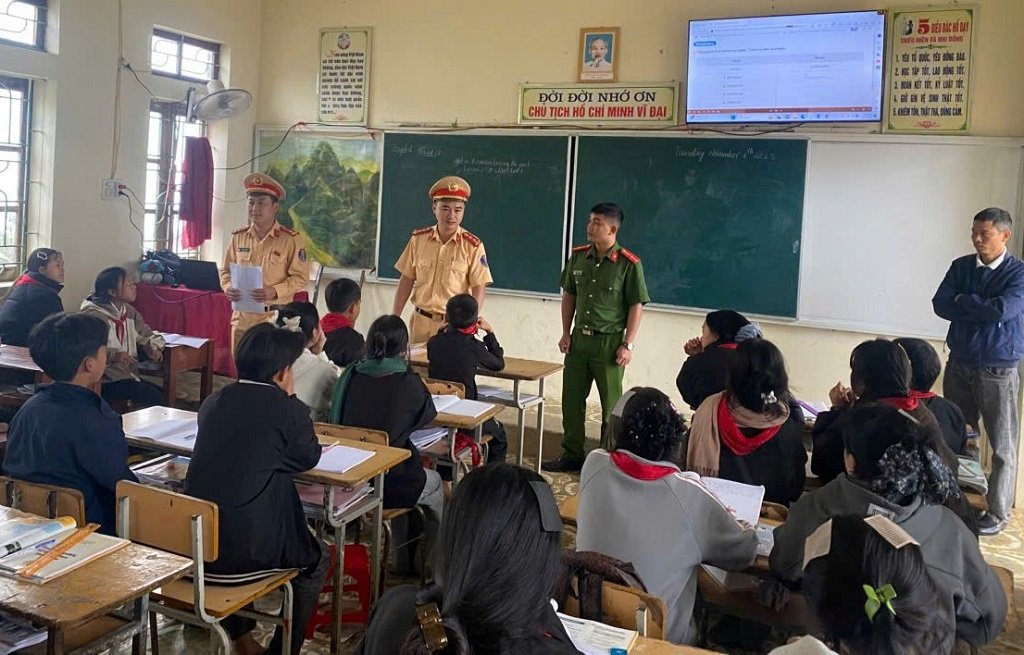 Huoi Tu Commune Police (Nghe An) disseminate the Traffic Safety Law to students. Photo: Ngoc Anh