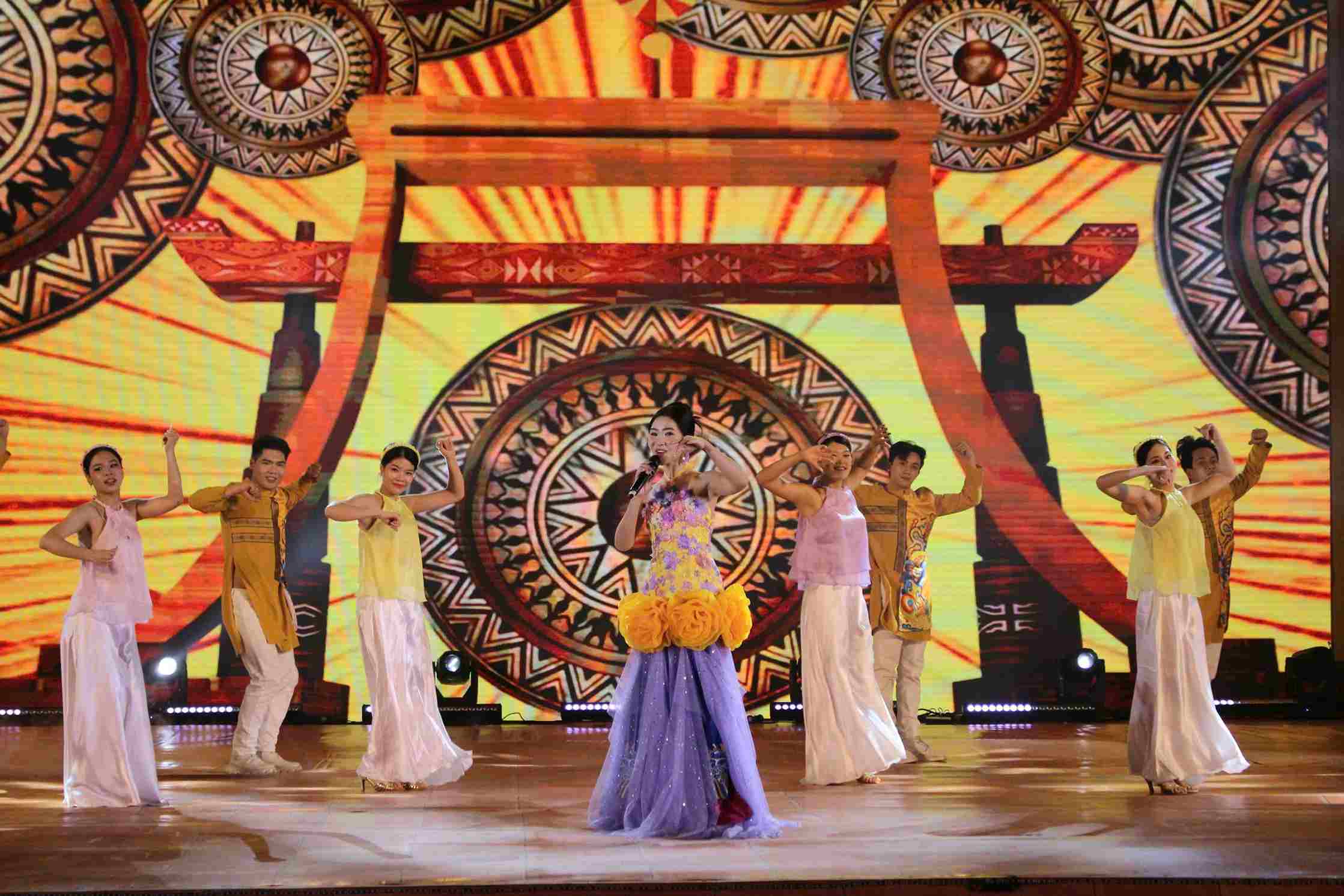 Chuong trinh nghe thuat an tuong tai khai mac Le hoi Van hoa Am thuc Ha Noi 2025. Anh: Le Tuyen