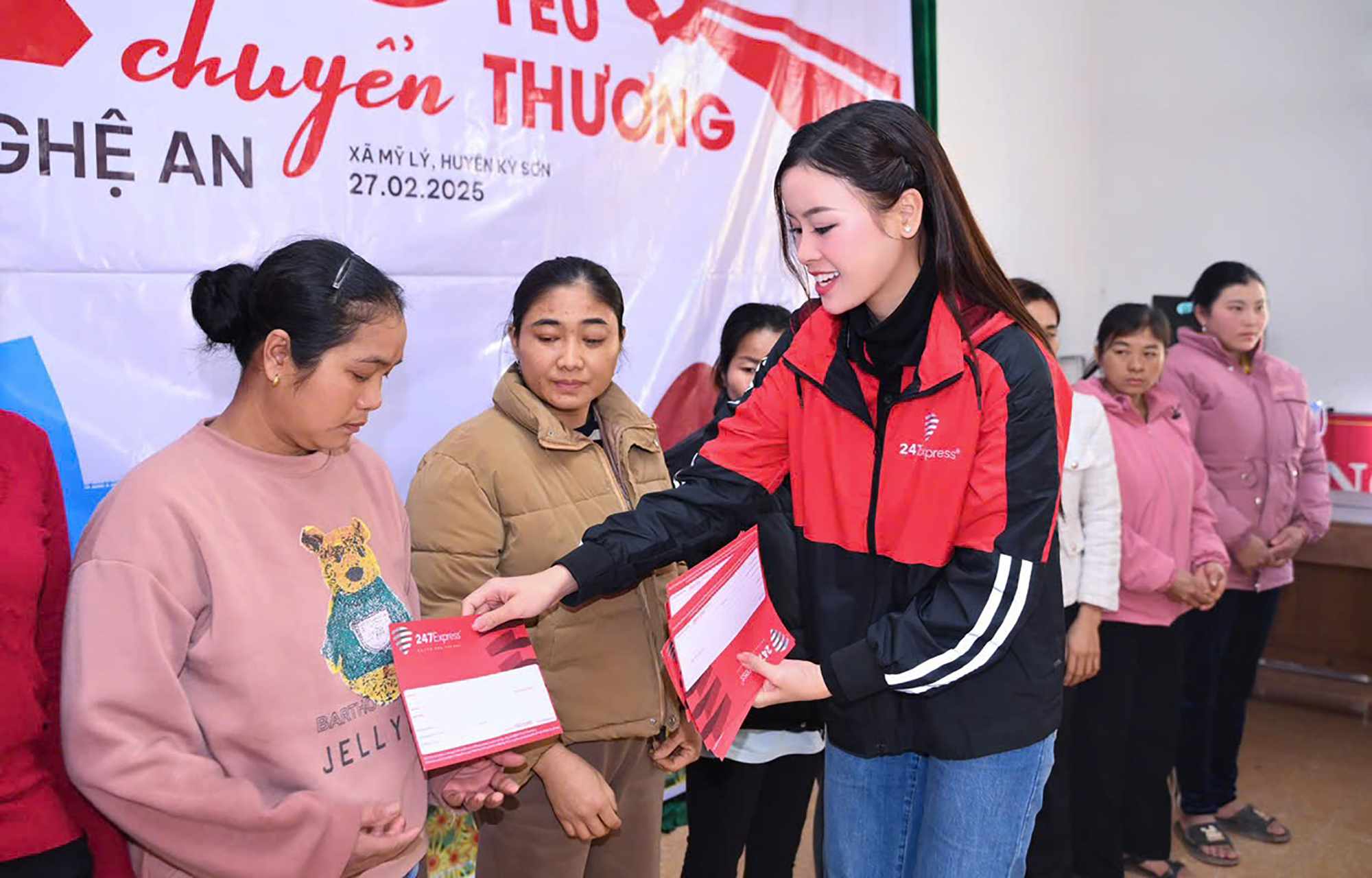 スポンサーは、ゲアン山岳地帯の少数民族で困難な状況にある女性たちに贈り物を贈ります。写真: クオック・ホイ