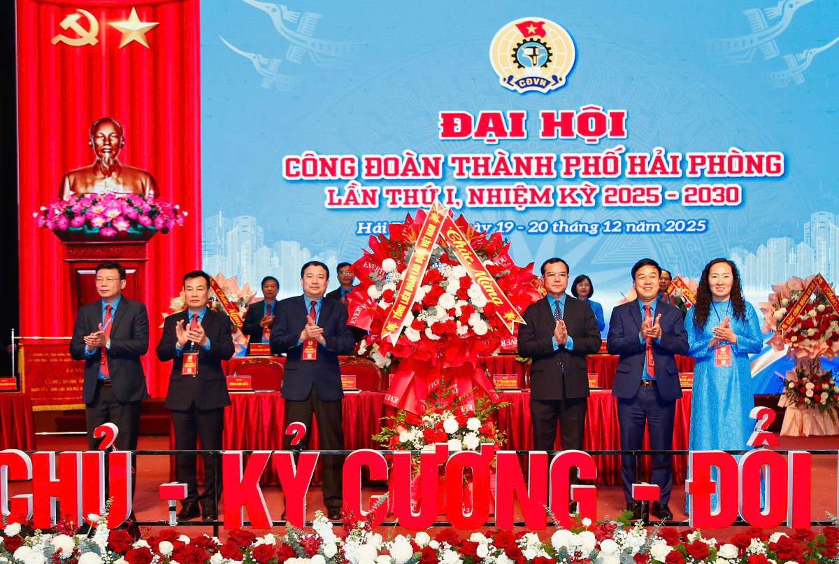 Chu tich Tong LDLD Viet Nam tang hoa chuc mung Dai hoi Cong doan TP Hai Phong. Ảnh: Mai Dung