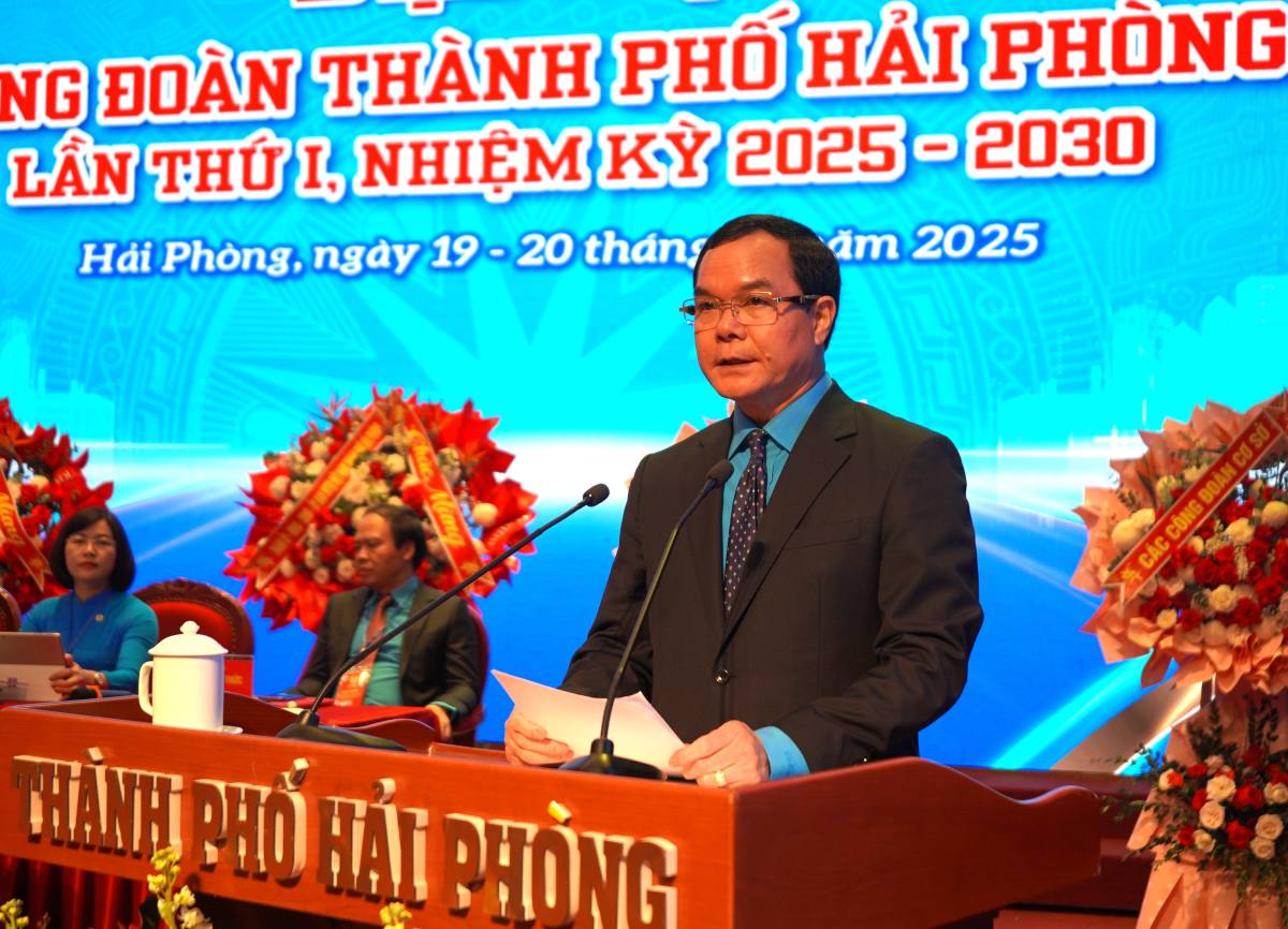El Presidente de la Confederacion General del Trabajo de Vietnam Nguyẽn Dinh Khang pronuncia un comunicado dirigiendo la I Conferencia Sindical de la ciudad de Hai Phong. Foto: Mai Dung