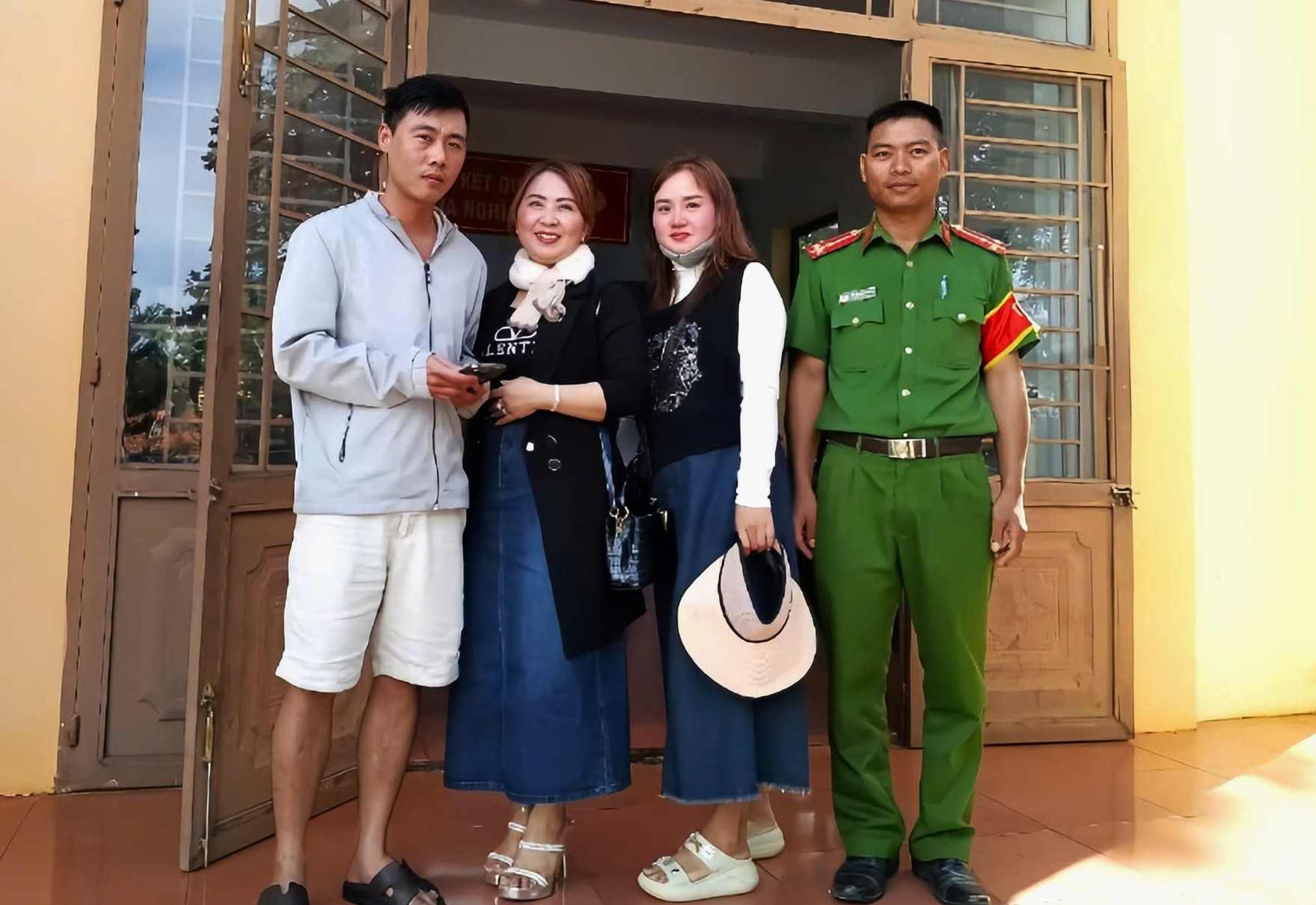 The Bac Gia Nghia Ward Police (Lam Dong) coordinated with Mr. Nguyen Thanh Viet to complete the procedures to hand over the amount of 499 million VND that was mistakenly transferred to Ms. Dang Thi Sen. Photo: N. Nam