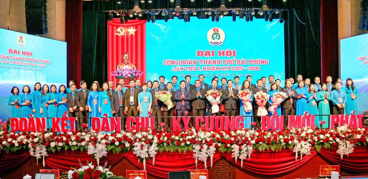 Ban Chap hanh LDLD TP Hai Phong nhiem ki 2025-2030 ra mat Dai hoi. Ảnh: Hoang Khoi