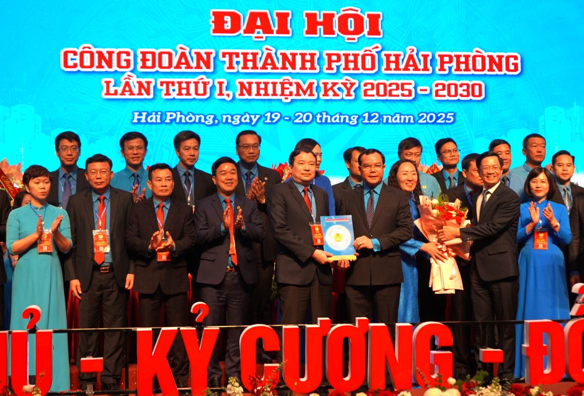 Lanh dao Tong LDLD VN va lanh dao Thanh uy trao quyet dinh, tang hoa chuc mung Ban Chap hanh LDLD TP Hai Phong nhiem ki 2025-2030. Ảnh: Mai Dung