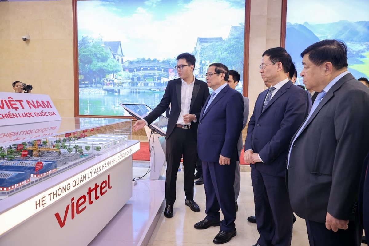 Politburo member, Prime Minister Pham Minh Chinh and delegates visit the exhibition of technology products at the national forum for digital economic and digital society development. Photo: Nhat Bac