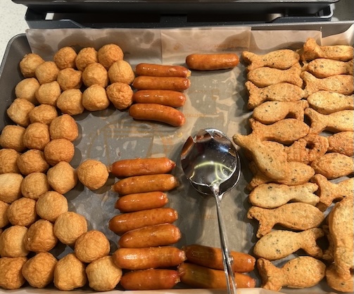 Lunch is an important factor in the weight loss process, so you should avoid eating fried foods. Photo: Kieu Vu