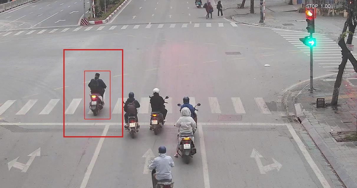 La motocicleta que pasa por una luz roja es registrada por la camara de IA. Foto: Departamento de Policia de Trafico