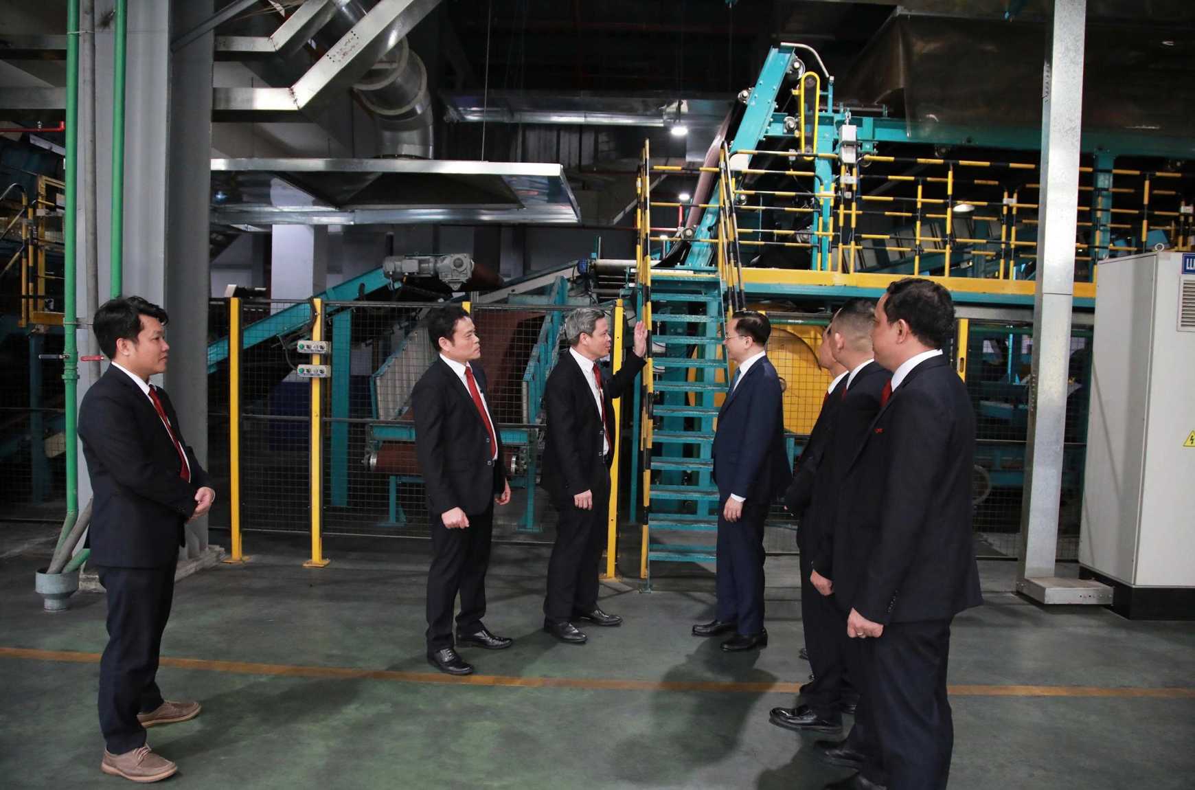 Cac dai bieu tham quan nha may.