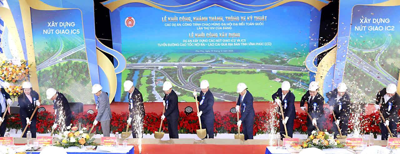 Cac dai bieu thuc hien nghi thuc khoi cong du an. Anh: Cong TTDT tinh Phu Tho.