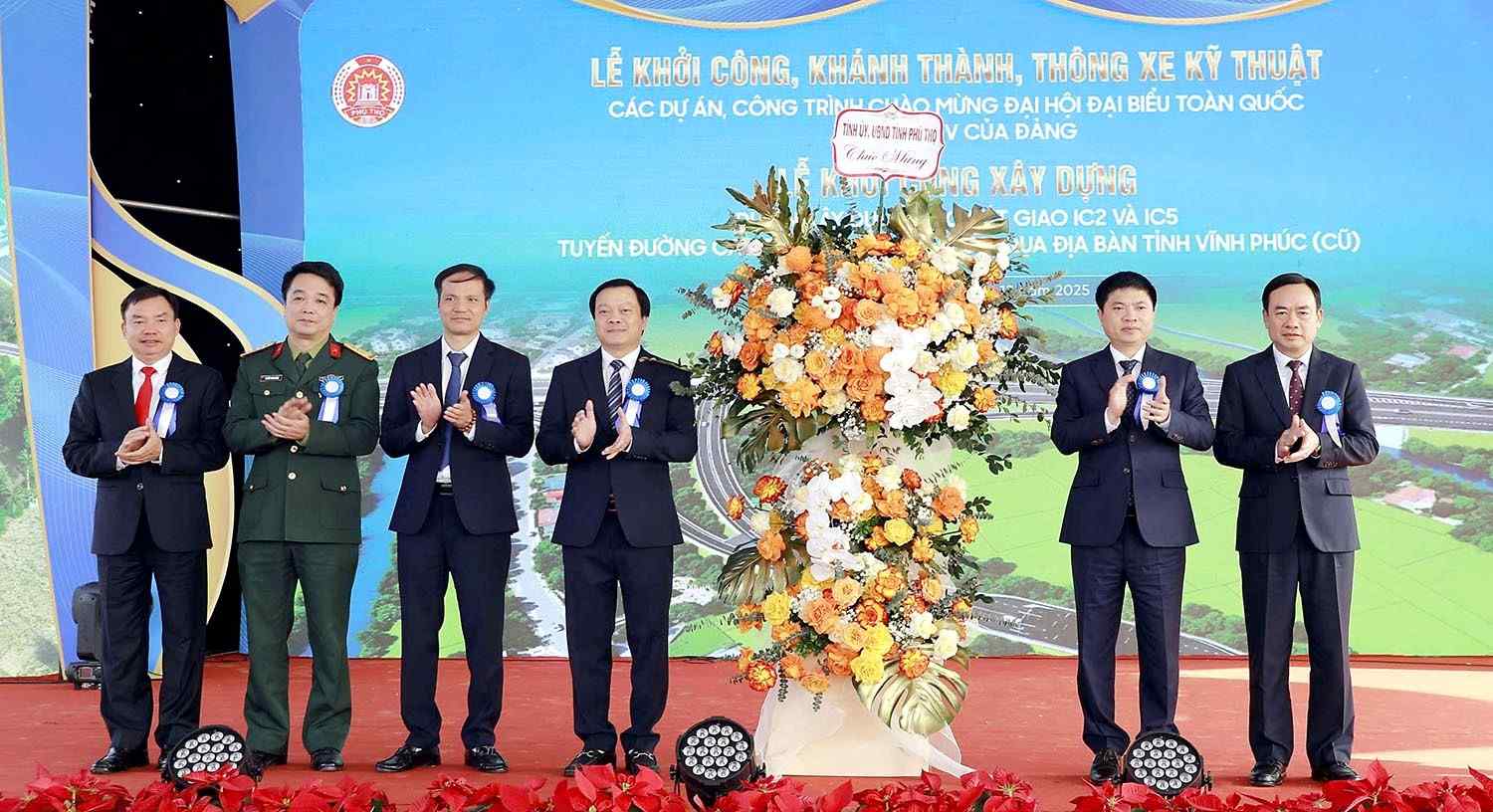 Los lideres de la provincia de Phu Tho entregan cestas de flores para felicitar al inversor y a las unidades de construccion del proyecto de construccion de los cruces IC2 y IC5 de la autopista Noi Bai - Lao Cai. Foto: Portal de Informacion de la provincia de Phu Tho.