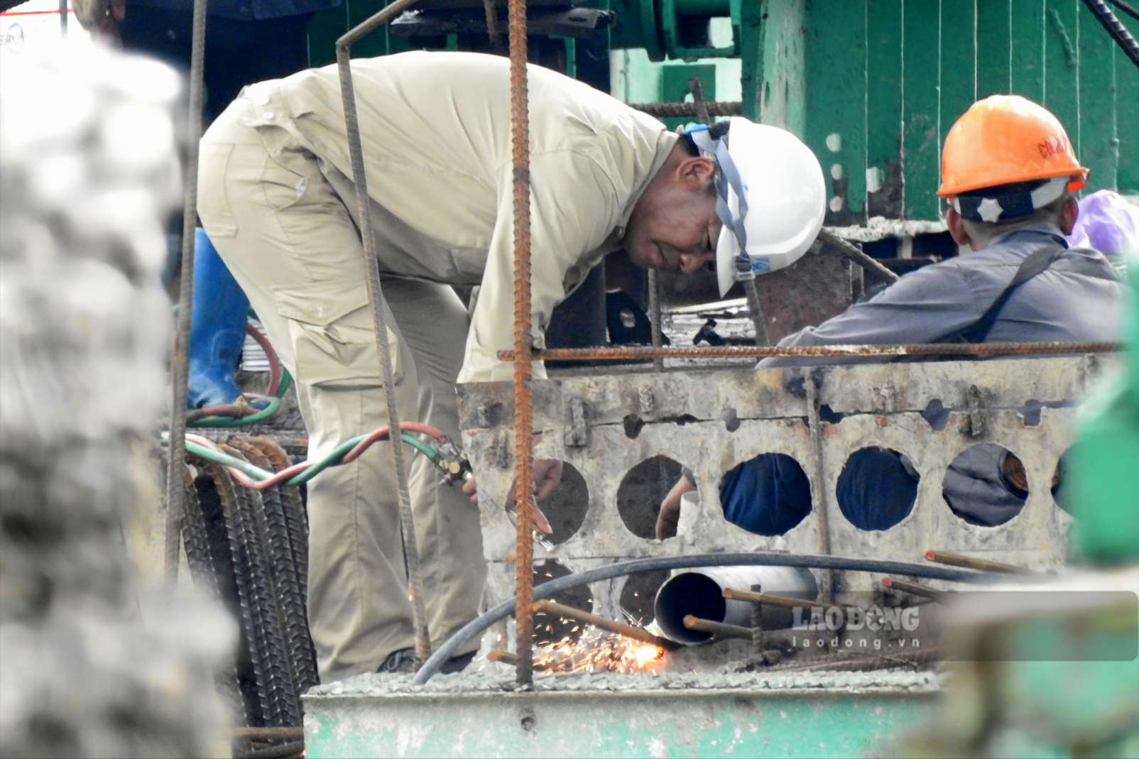 Cong nhan Tong Cong ty Xay dung Truong Son thi cong cau Phong Chau hoi dau nam. Anh: To Cong.