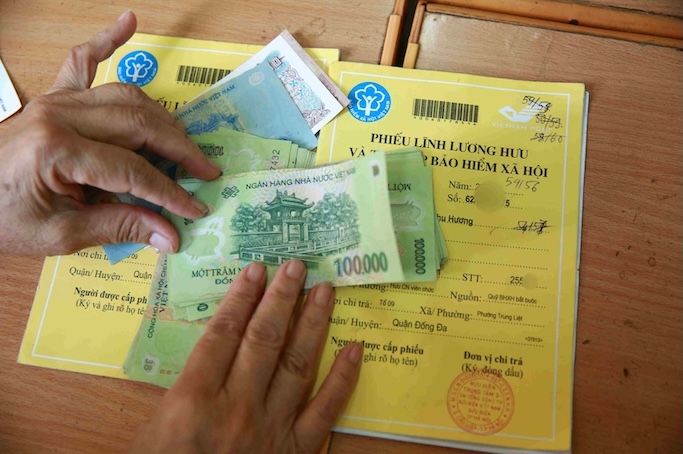 People receive pensions and social insurance benefits at the payment point. Photo: Hai Nguyen