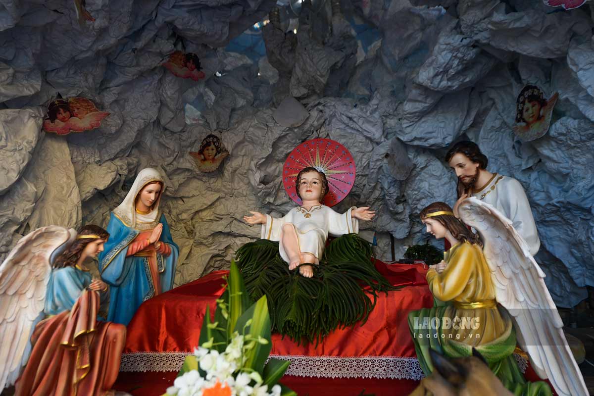 Cay thong, ong gia noel, hang da, tieu canh,... la nhung hang muc noi bat tai cac nha tho. Anh: Ha Vi