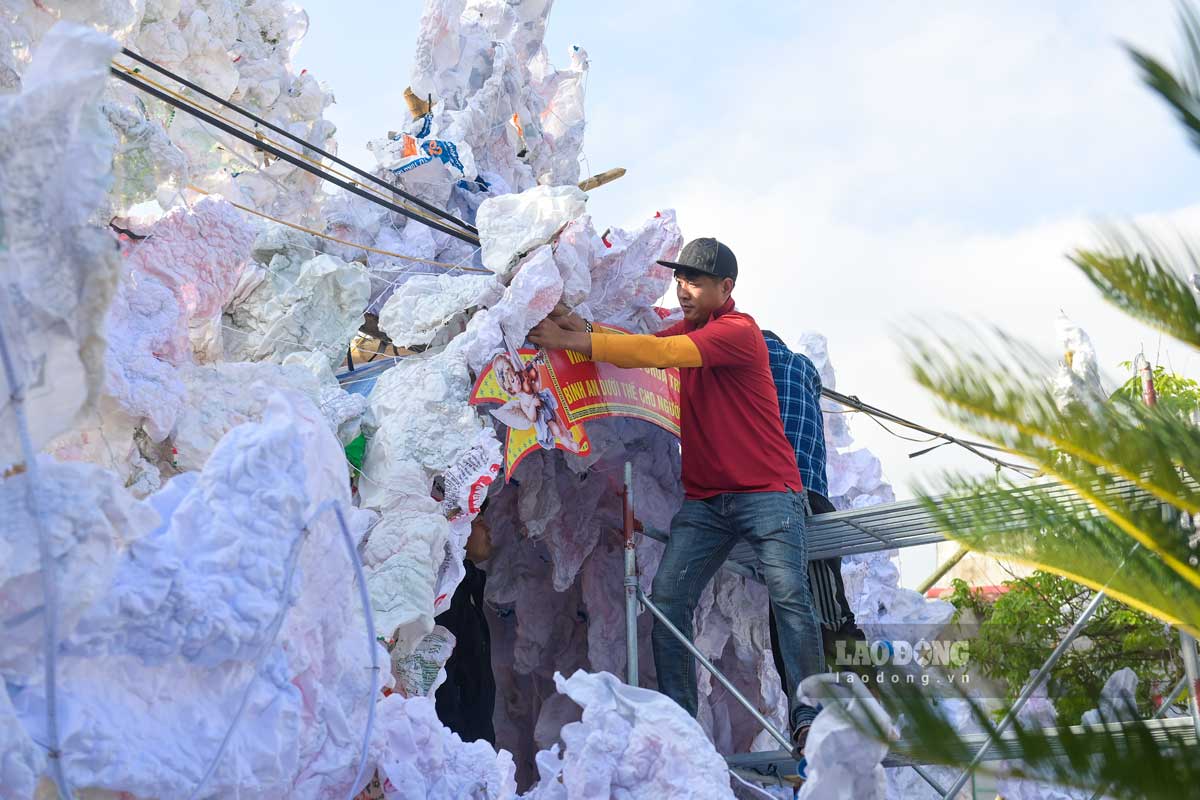 Parishioners decorate the grotto with stones. Photo: Ha Vi