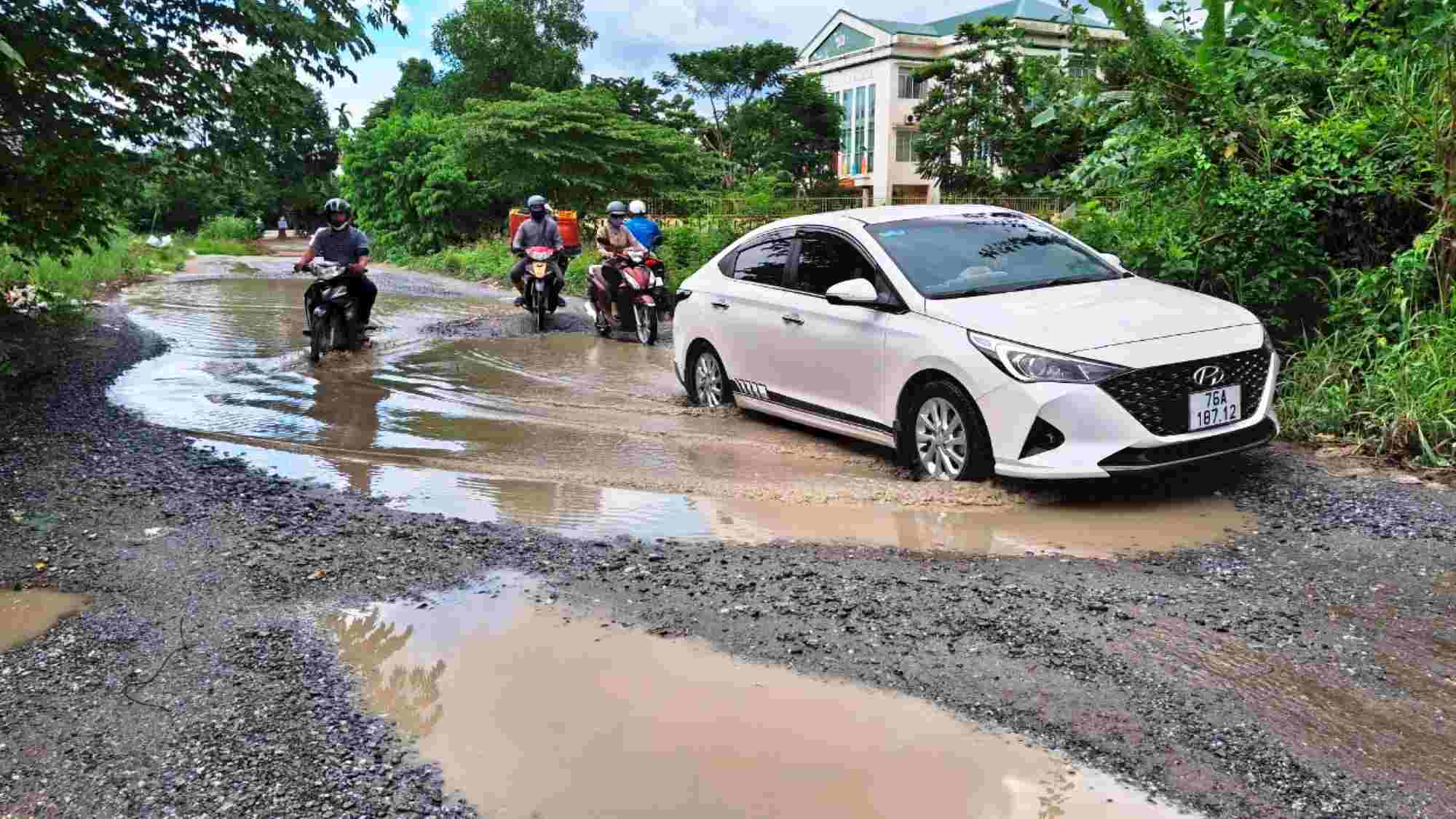 Quang Ngai 지방 중심부의 Chu Van An 도로 프로젝트 - Hai Ba Trung - Ngo Si Lien 도로 구간은 현재 햇볕 먼지 비 진흙 상태입니다. 사진: Vien Nguyen