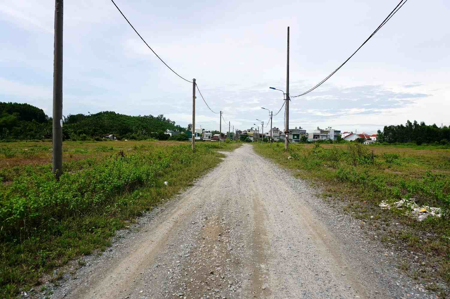 Sau 17 nam du an khu do thi thuong mai - dich vu Vina Universal Paradise chi la bai dat trong, cay co moc um tum. Anh: Vien Nguyen