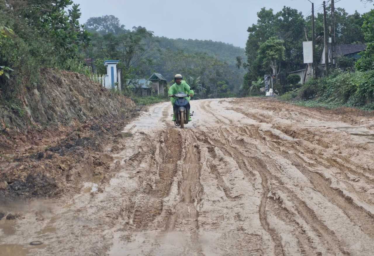 道路の建設中に、多くの泥だらけ、泥だらけの場所が現れ、住民の移動が困難になっています。写真:Quoch Du