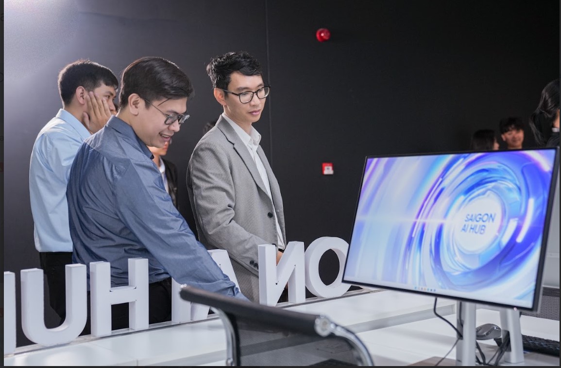 SAIH duoc trang bi he thong PC hieu nang cao voi CPU Intel Core i7-14700, GPU ASUS Dual 5060 Ti 16GB OC va o cung toc do cao, dap ung tieu chuan cho cac nghien cuu va mo phong AI chuyen sau. Anh: Diem Nguyen