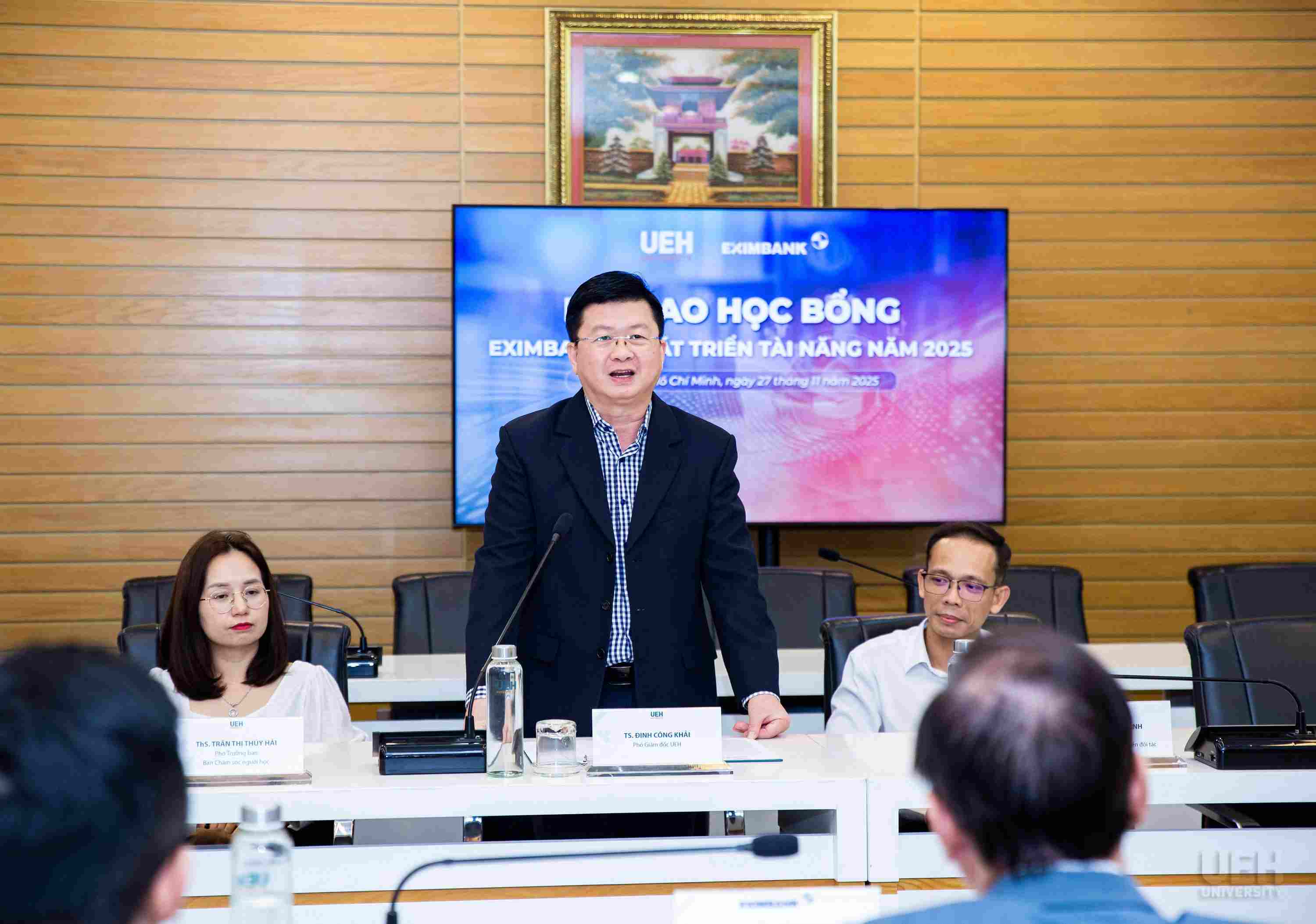 Tien si Dinh Cong Khai – Pho Giam doc UEH phat bieu tai le trao hoc bong, ghi nhan su dong hanh cua Eximbank trong ho tro sinh vien. Anh: Eximbank