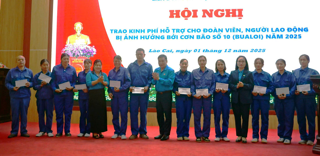 Lanh dao Lien doan Lao dong tinh Lao Cai trao ho tro cho dai dien cac cong doan co so. Anh: Bao Nguyen