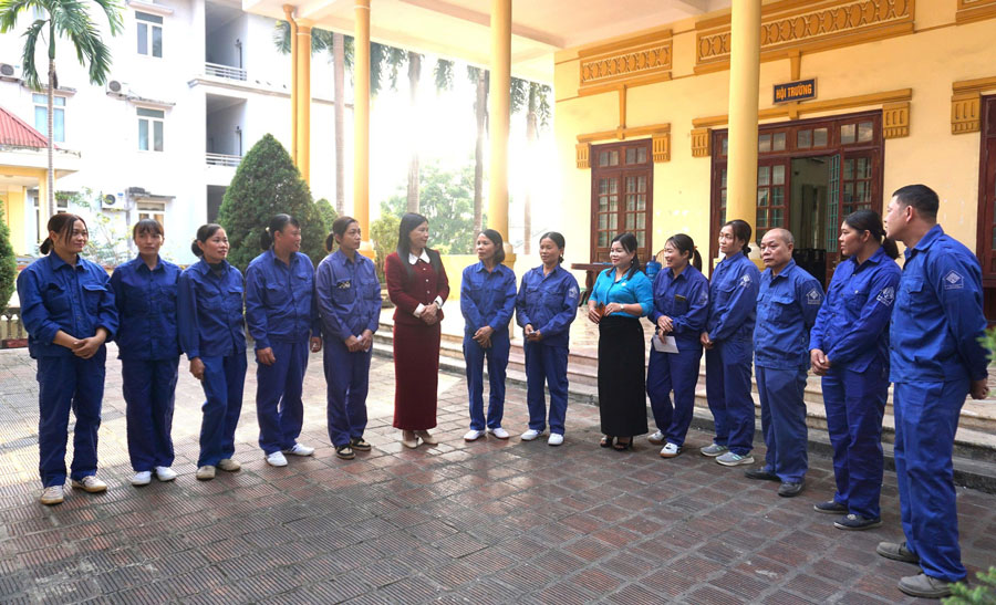 Chu tich Lien doan Lao dong tinh Lao Cai Nguyen Thi Bich Nhiem trao doi voi nguoi lao dong. Anh: Bao Nguyen 