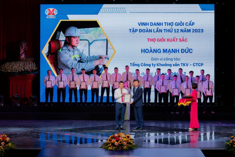 L'ouvrier Hoàng Mạnh Đức honoré du titre de 'Meilleur ouvrier' au niveau du groupe. Photo : Kim Tuyến