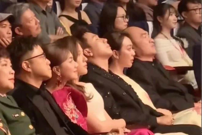 Tran Thanh ngu guc (hang ghe dau tien, thu 3 tu phai sang trai). Anh: Cat tu video.