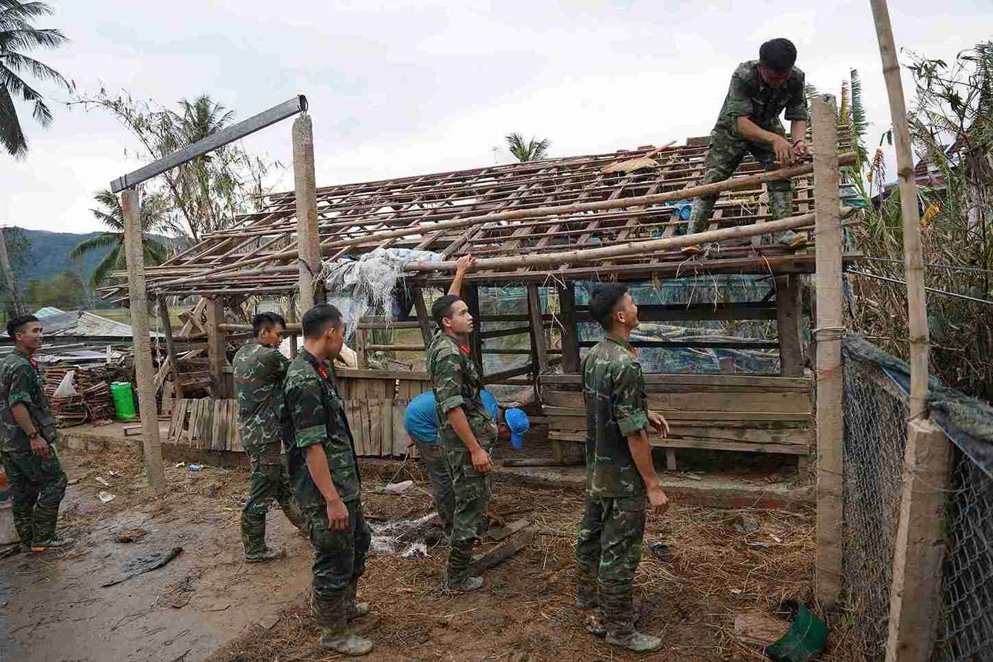 Tai thon Phu Huu, bo doi dang ho tro lam nen, ke vat dung, dung chan tre tam de ba con dat do sinh hoat trong thoi gian cho xay nha moi. Tinh Dak Lak dat muc tieu hoan thanh toan bo nha tai thiet truoc ngay 15.1.2026, som hon 2 tuan so voi yeu cau cua Thu tuong.  