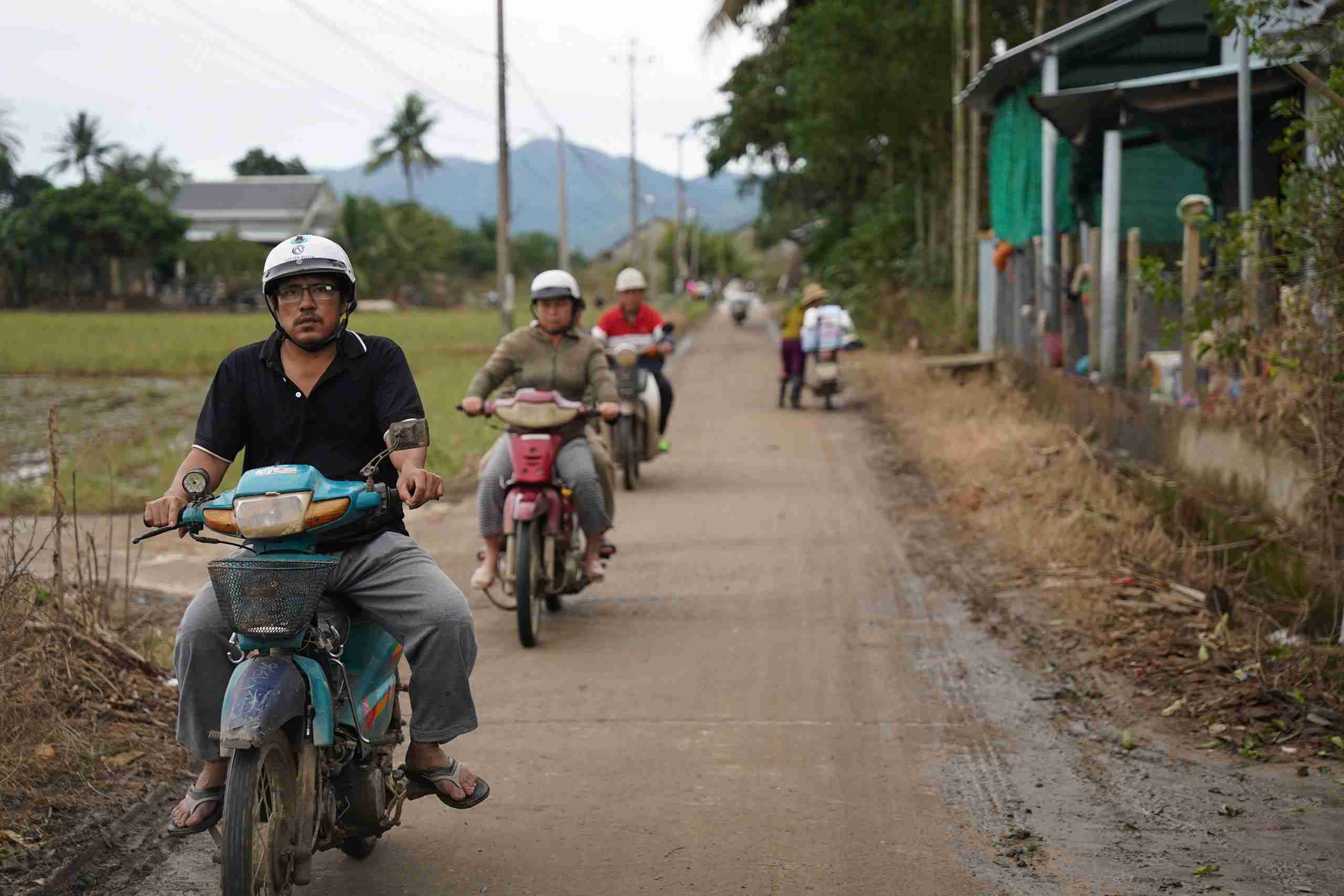 Hoa Thinh la dia phuong thiet hai nang ne nhat tinh Dak Lak khi 25 nguoi tu vong (chiem gan 40% so nguoi chet trong toan tinh), 67 nha bi cuon troi, nhieu vuon tuoc hu hong, gia suc, gia cam bi chet. 