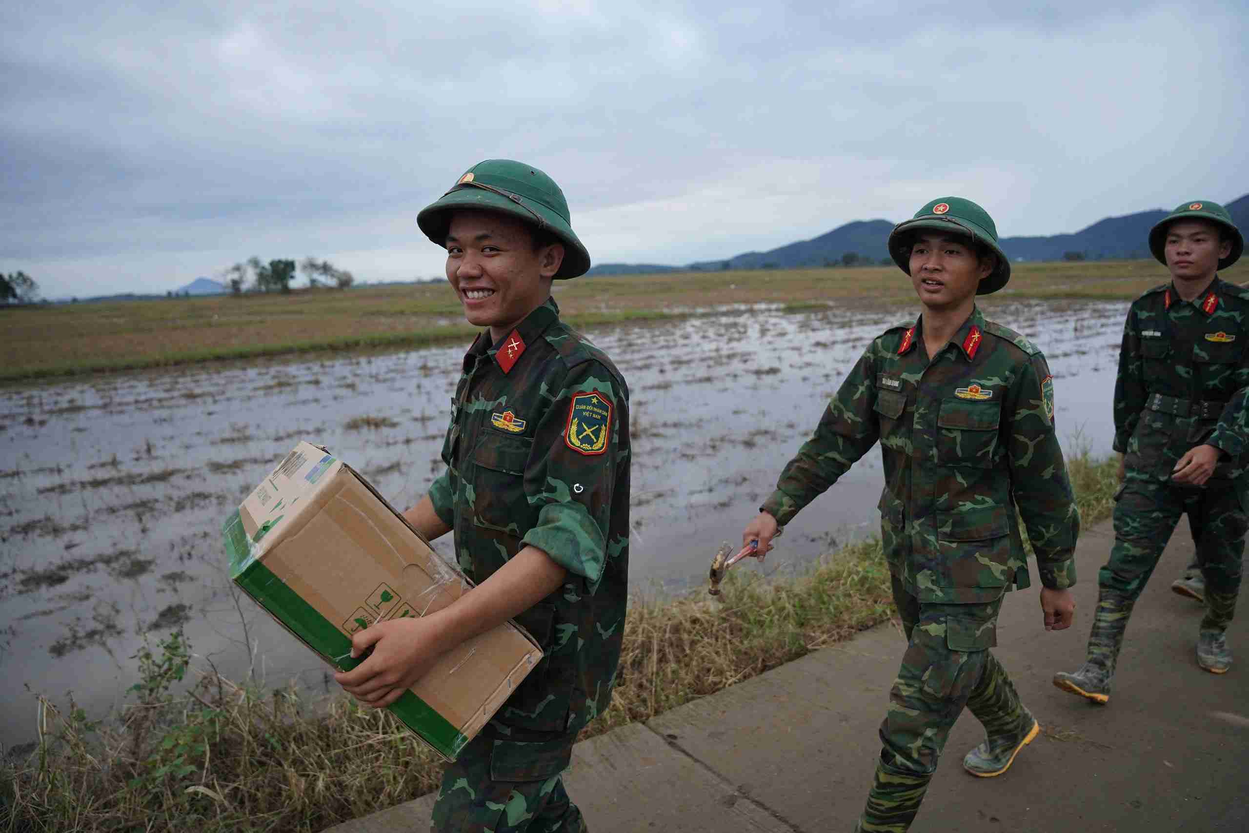 Hon 100 can bo, chien si Quan khu 5 co mat tai Hoa Thinh de don dep xa ban, lam phang nen dat, ho tro cac ho dan dung lai nha cua.  