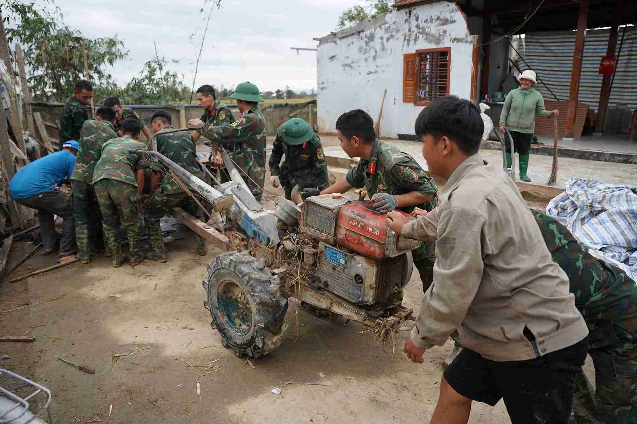 Ngoai dung lai nha, quan doi con giup nguoi dan sua chua phuong tien san xuat. Nhieu chiec cong nong bi bun dat dong dac ket banh, phai 6-7 nguoi hop suc moi di chuyen duoc.  