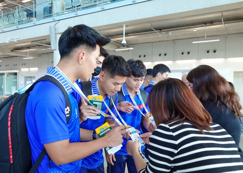 SEA 게임 서비스 직원이 공항에 도착하는 지역 스포츠 대표단을 지원합니다. 사진: VFF