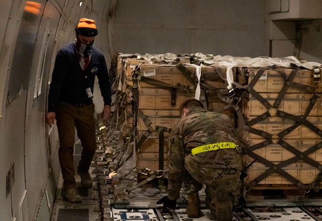 Lote de equipos militares estadounidenses donados a Ucrania en 2022. Foto: AFP